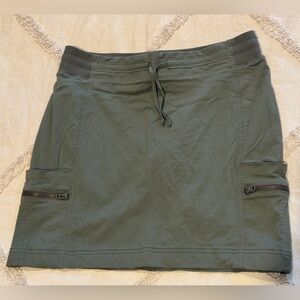Woman’s Athleta Trekkie Active Skort Size 10 - Olive Green